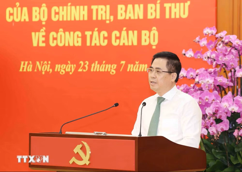 Công bố các quyết định của Bộ Chính trị, Ban Bí thư về công tác cán bộ
