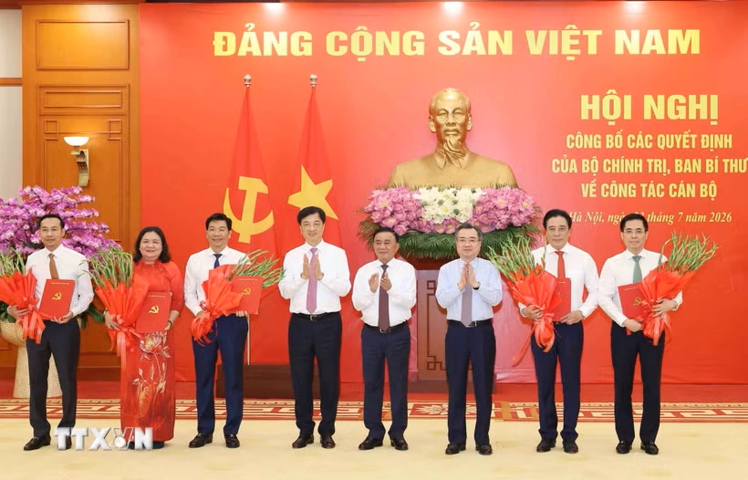 Công bố các quyết định của Bộ Chính trị, Ban Bí thư về công tác cán bộ