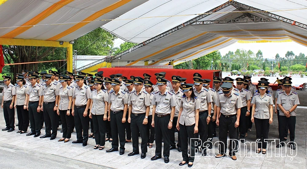 Thi hành án dân sự tỉnh Phú Thọ dâng hương tưởng niệm các Anh hùng liệt sĩ