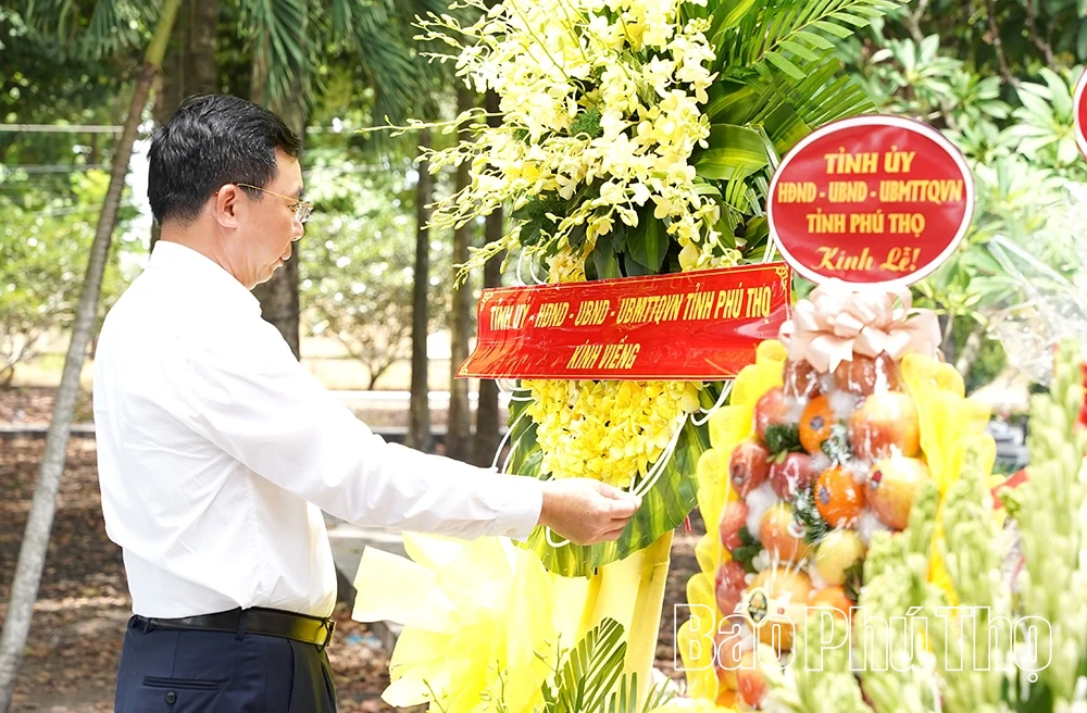 Đoàn công tác tỉnh Phú Thọ dâng hương tri ân các Anh hùng liệt sĩ tại Tây Ninh
