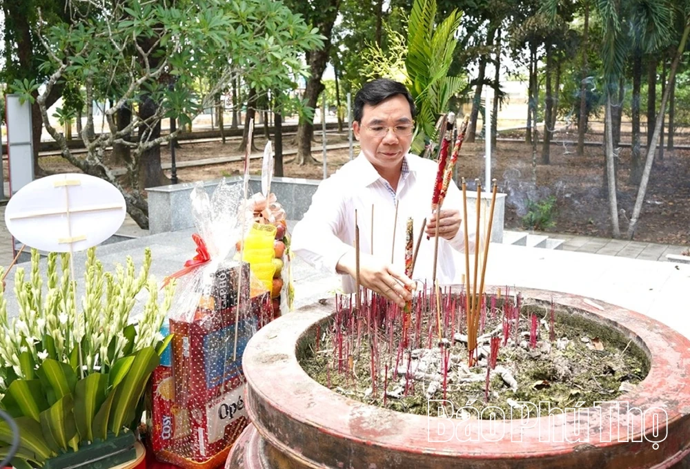 Đoàn công tác tỉnh Phú Thọ dâng hương tri ân các Anh hùng liệt sĩ tại Tây Ninh