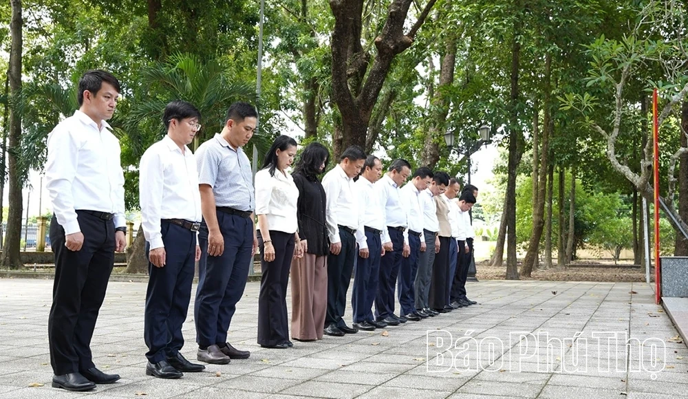 Đoàn công tác tỉnh Phú Thọ dâng hương tri ân các Anh hùng liệt sĩ tại Tây Ninh