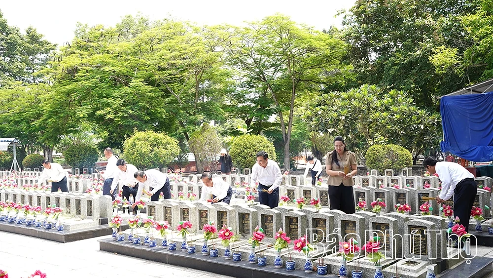 Đoàn công tác tỉnh Phú Thọ dâng hương tri ân các Anh hùng liệt sĩ tại Tây Ninh