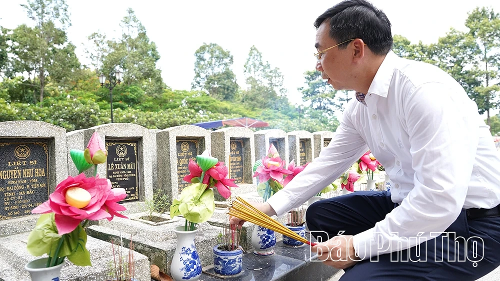 Đoàn công tác tỉnh Phú Thọ dâng hương tri ân các Anh hùng liệt sĩ tại Tây Ninh