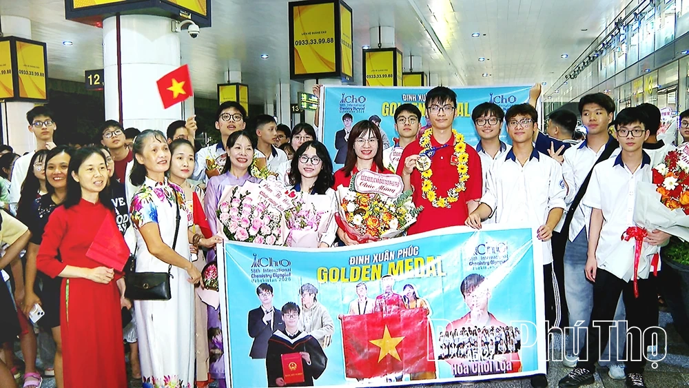 Đón học sinh đạt Huy chương Vàng Olympic Hóa học quốc tế về nước