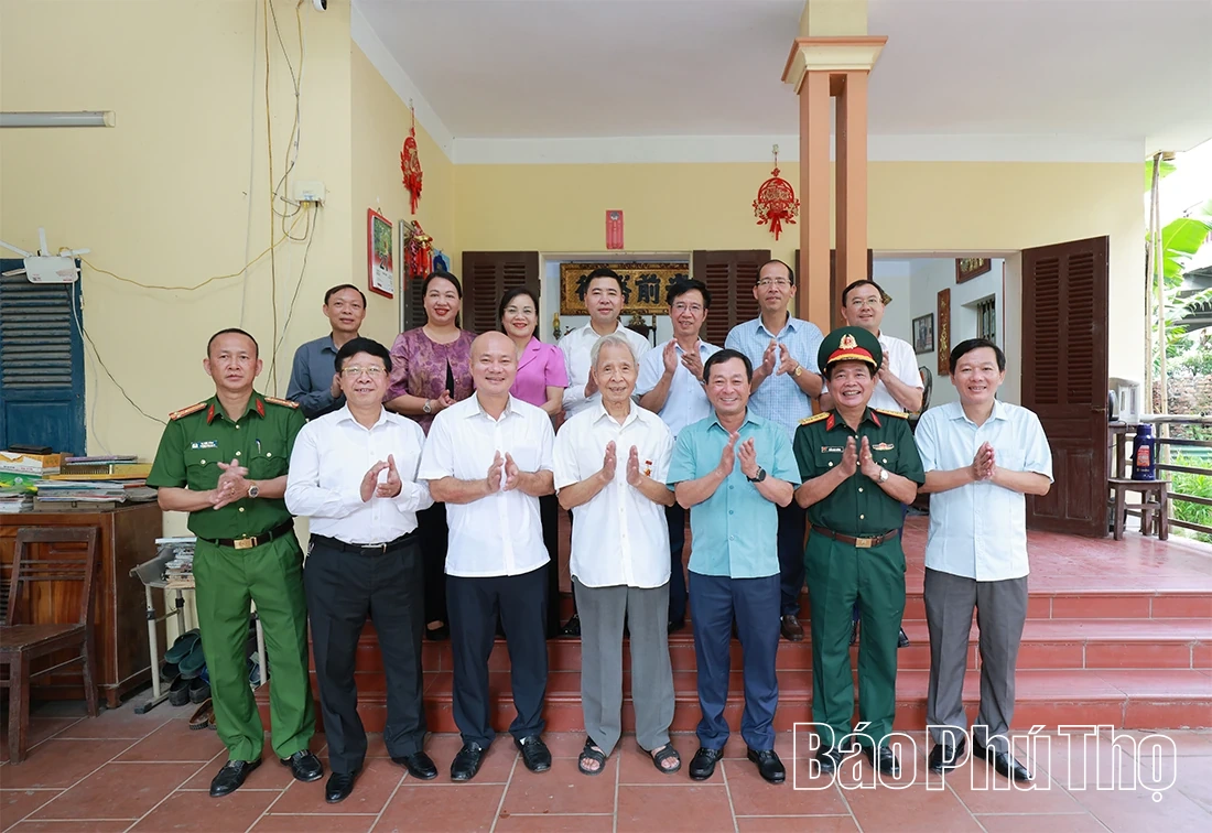 Phó Bí thư Thường trực Tỉnh ủy Bùi Văn Quang thăm, tặng quà người có công với cách mạng tại xã Bình Phú