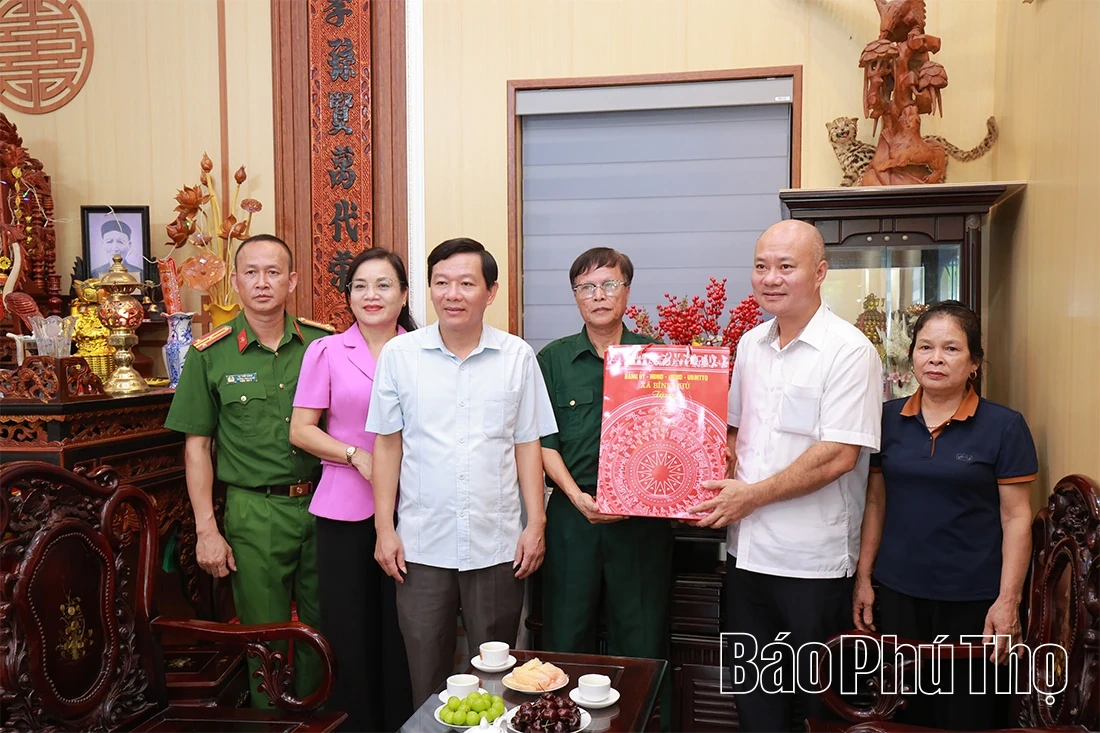 Phó Bí thư Thường trực Tỉnh ủy Bùi Văn Quang thăm, tặng quà người có công với cách mạng tại xã Bình Phú