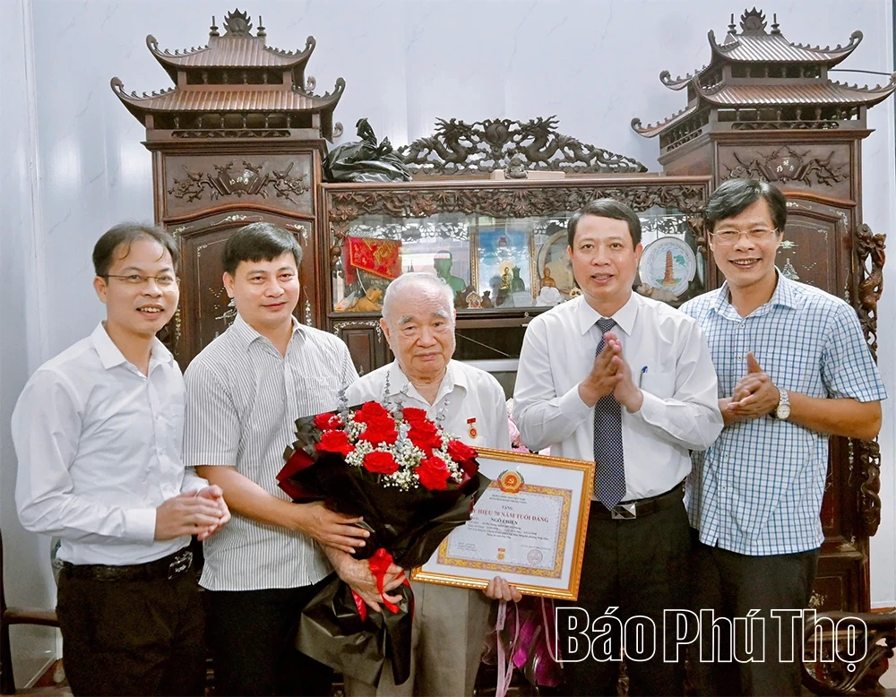 Trao Huy hiệu 70 năm tuổi Đảng cho đảng viên lão thành