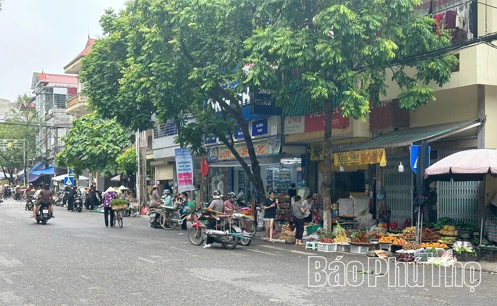 Phường Phúc Yên: Cần xử lý tình trạng họp chợ trái phép trên đường giao thông