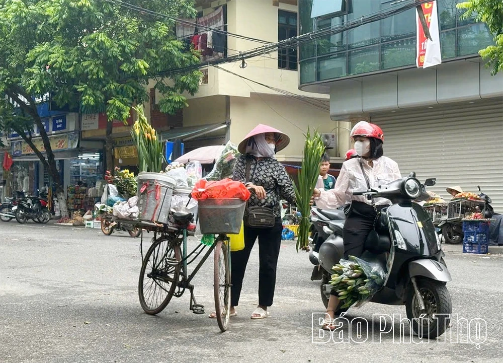 Phường Phúc Yên: Cần xử lý tình trạng họp chợ trái phép trên đường giao thông