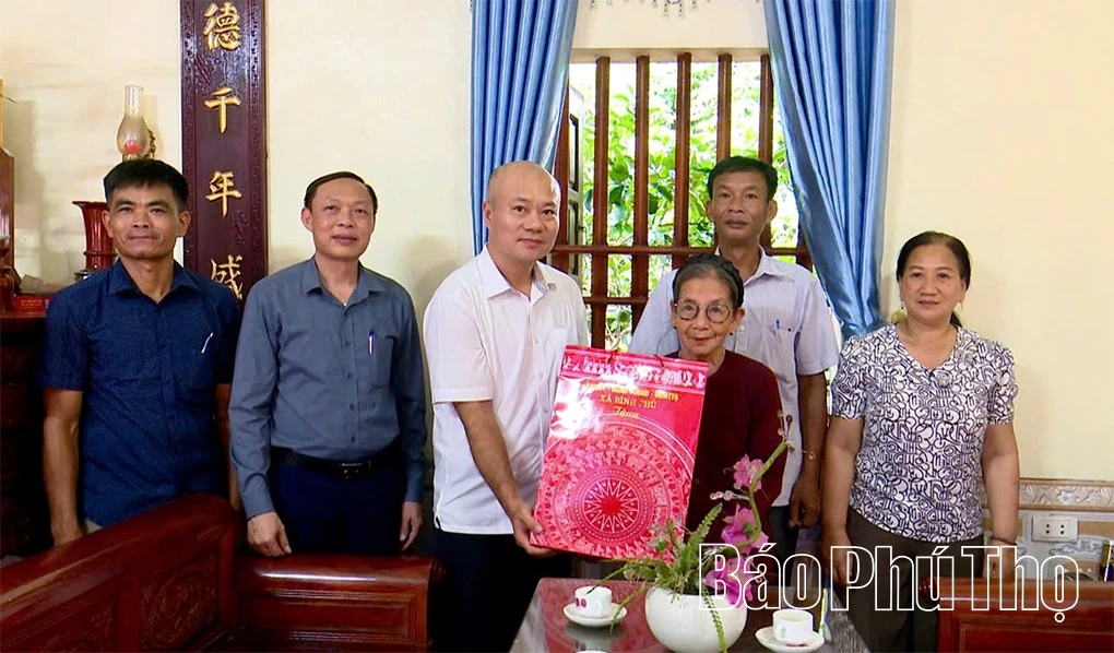 Lãnh đạo xã Bình Phú thăm, tặng quà người có công với cách mạng