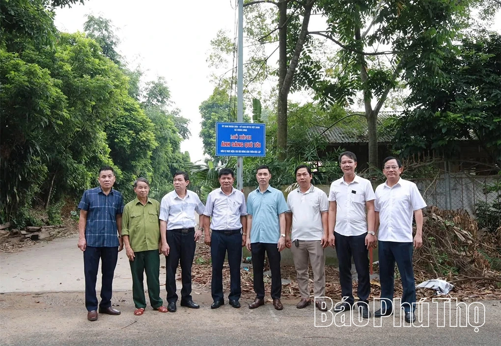 Xuân Lũng bàn giao mô&nbsp;hình&nbsp;“Giá tập kết rác thải sinh hoạt” và công&nbsp;trình&nbsp;“Ánh sáng quê tôi”