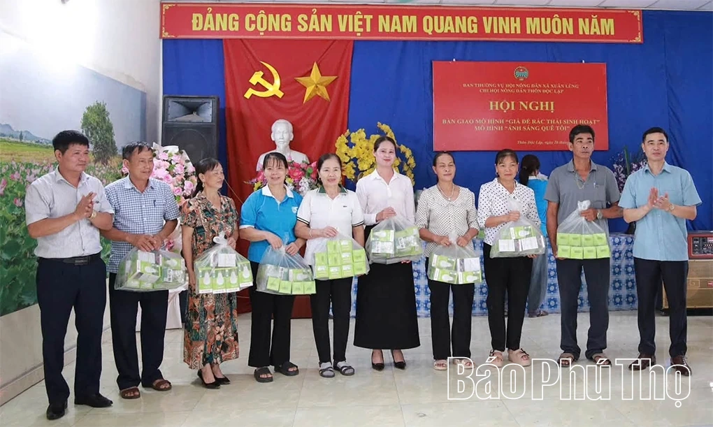 Xuân Lũng bàn giao mô&nbsp;hình&nbsp;“Giá tập kết rác thải sinh hoạt” và công&nbsp;trình&nbsp;“Ánh sáng quê tôi”