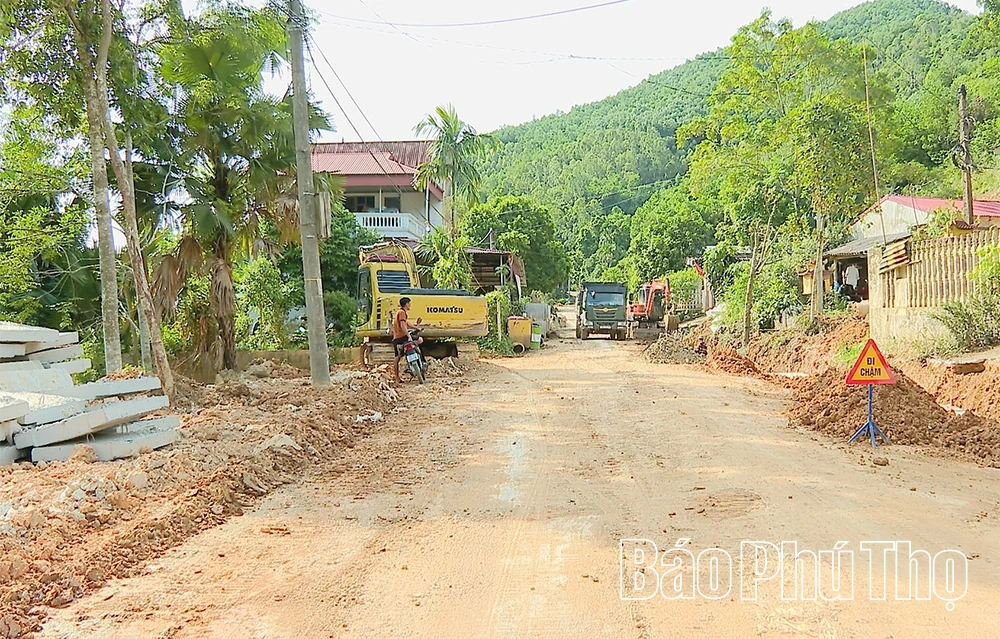 Tăng tốc thi công tuyến đường liên thôn hơn 12 tỷ đồng ở Yên Lập