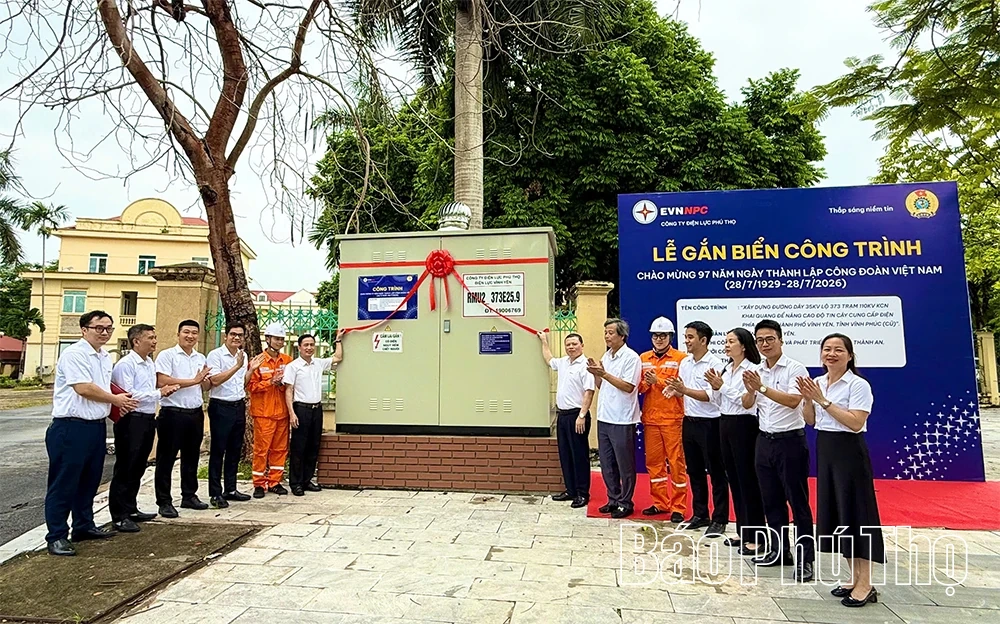 Công ty Điện lực Phú Thọ gắn biển công trình chào mừng 97 năm Ngày thành lập Công đoàn Việt Nam