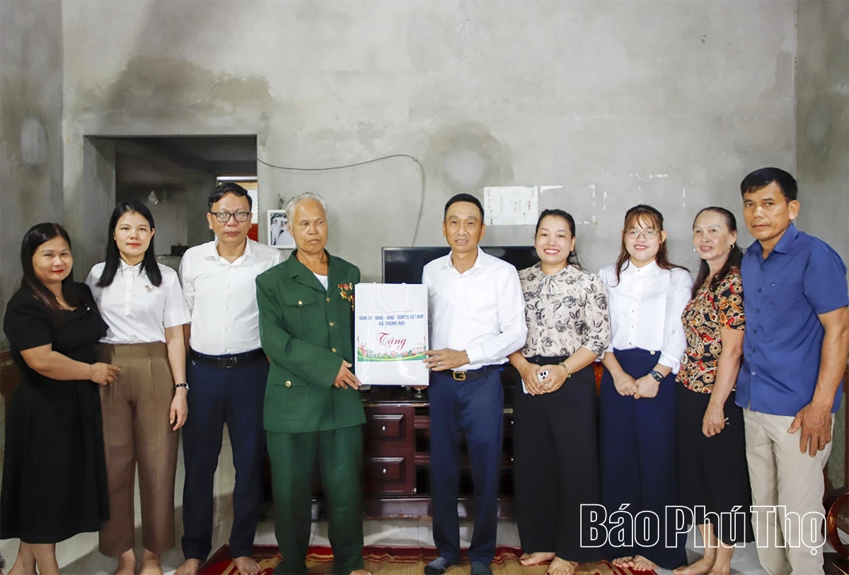 Phó Bí thư Tỉnh ủy Bùi Thị Minh thăm, tặng quà gia đình người có công tiêu biểu tại xã Thung Nai