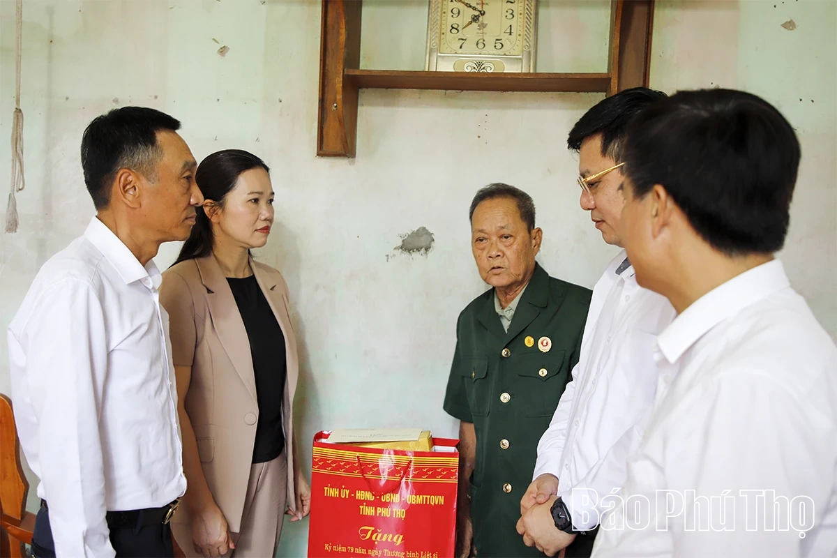 Phó Bí thư Tỉnh ủy Bùi Thị Minh thăm, tặng quà gia đình người có công tiêu biểu tại xã Thung Nai
