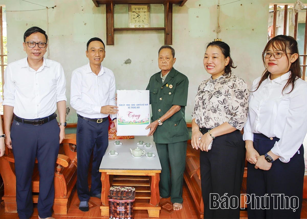 Phó Bí thư Tỉnh ủy Bùi Thị Minh thăm, tặng quà gia đình người có công tiêu biểu tại xã Thung Nai