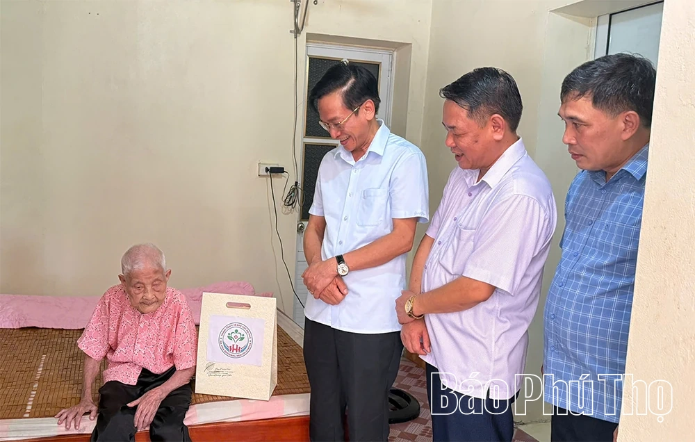 Trung tâm Y tế khu vực Hạ Hòa tặng quà Mẹ Việt Nam anh hùng