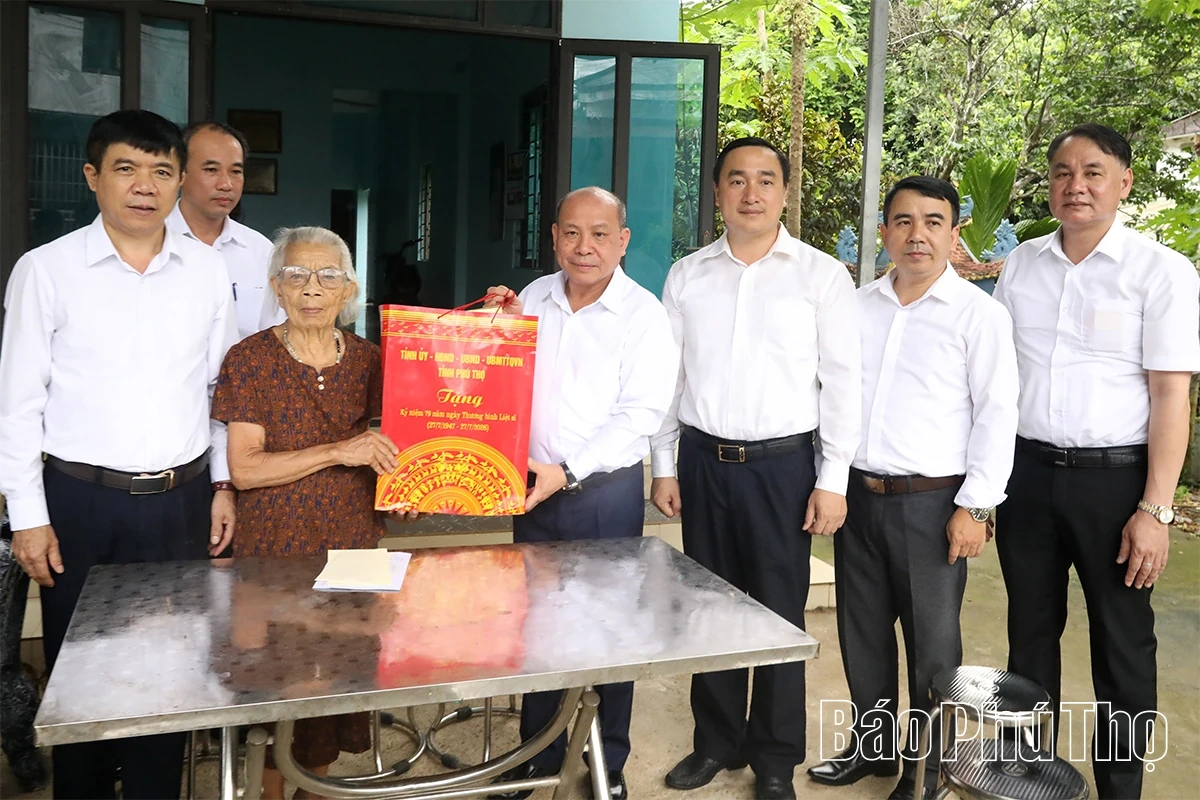 Chủ tịch HĐND tỉnh Bùi Đức Hinh thăm, tặng quà gia đình người có công tại phường Kỳ Sơn