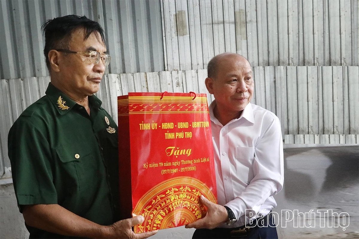 Chủ tịch HĐND tỉnh Bùi Đức Hinh thăm, tặng quà gia đình người có công tại phường Kỳ Sơn