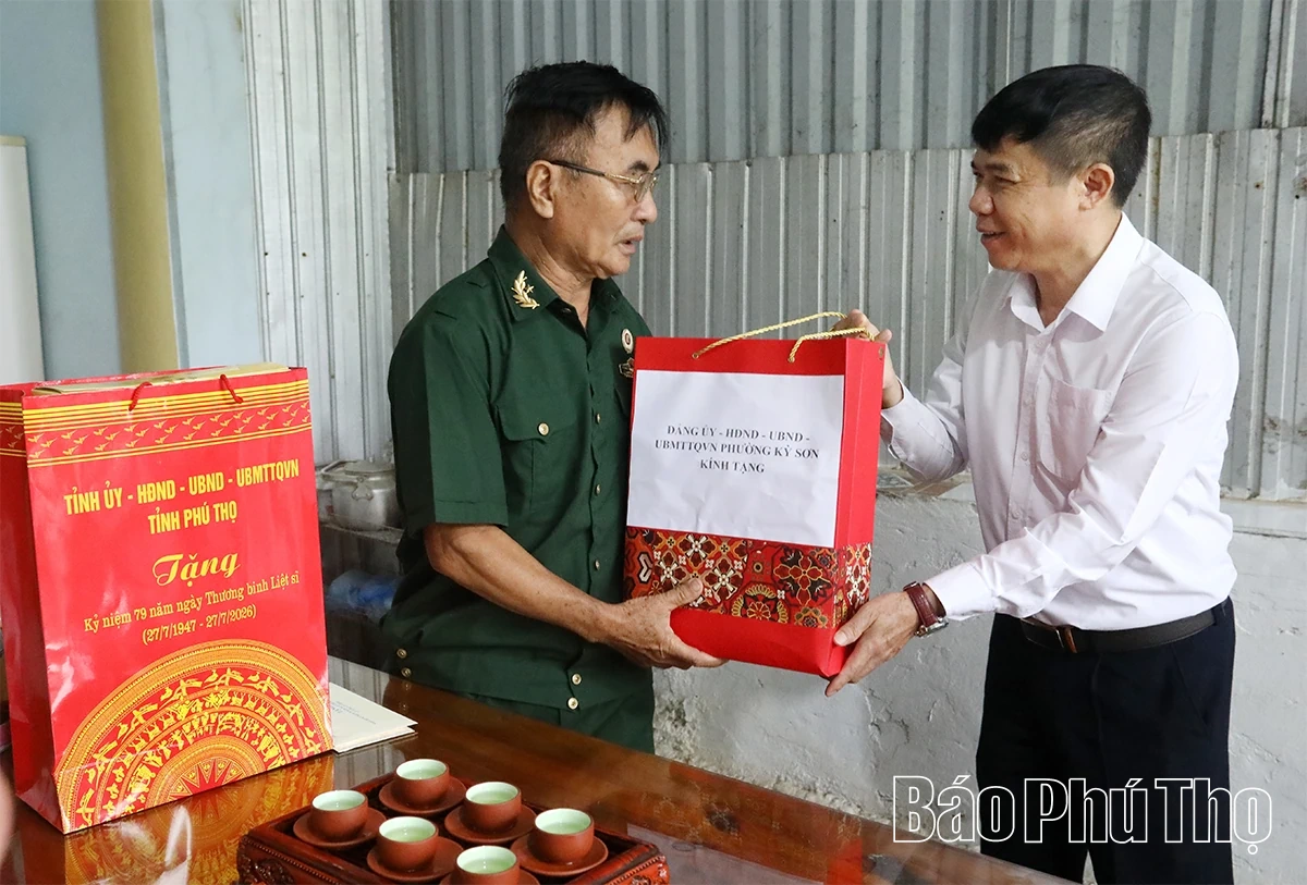 Chủ tịch HĐND tỉnh Bùi Đức Hinh thăm, tặng quà gia đình người có công tại phường Kỳ Sơn