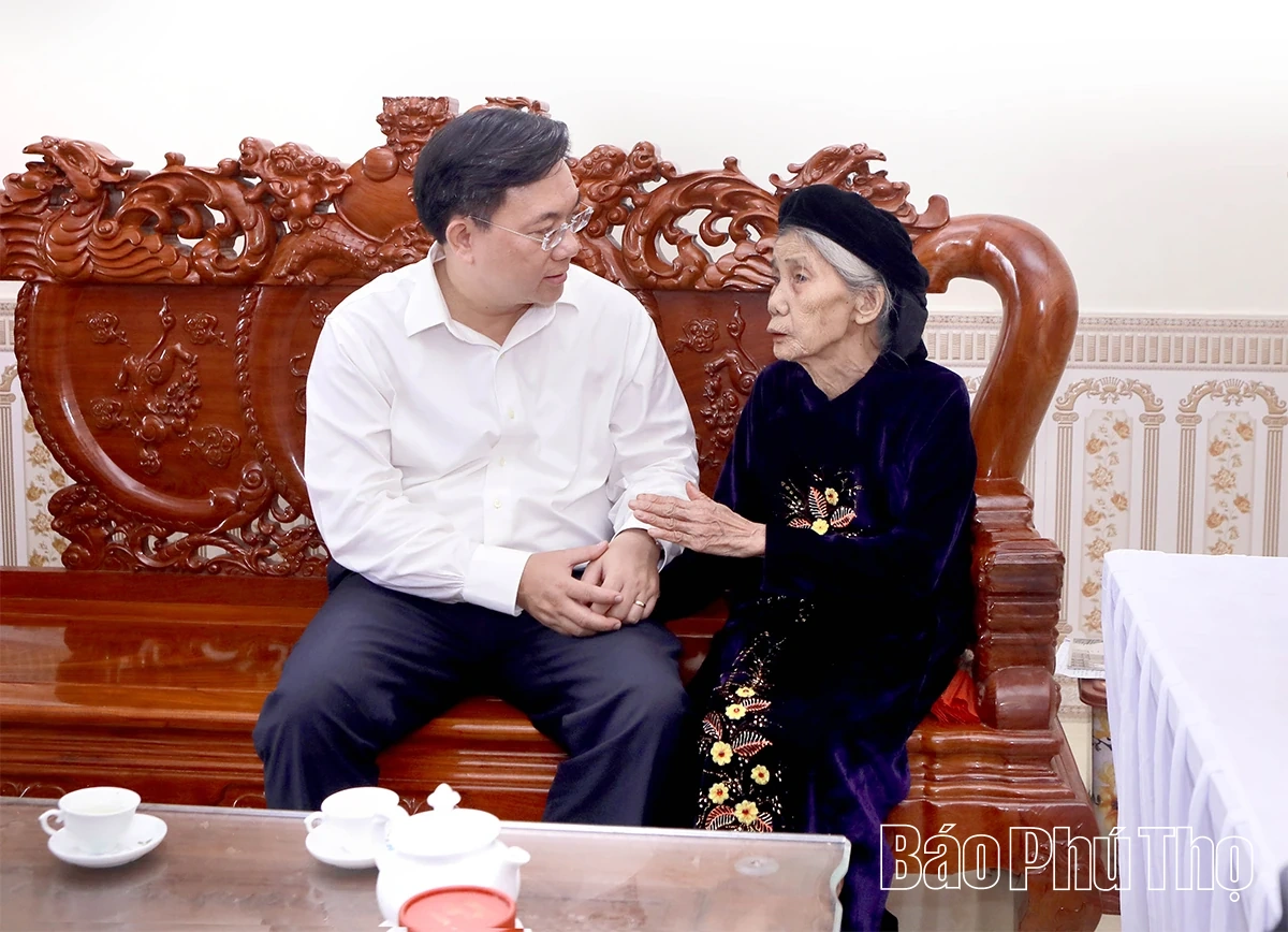 Chủ tịch UBND tỉnh Trần Duy Đông thăm, tặng quà gia đình chính sách tại xã Tam Dương