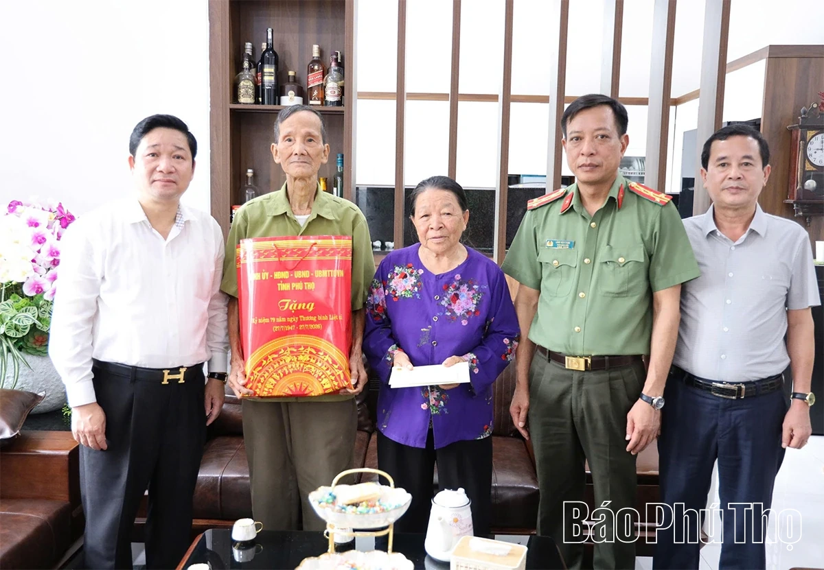 Chủ tịch UBND tỉnh Trần Duy Đông thăm, tặng quà gia đình chính sách tại xã Tam Dương