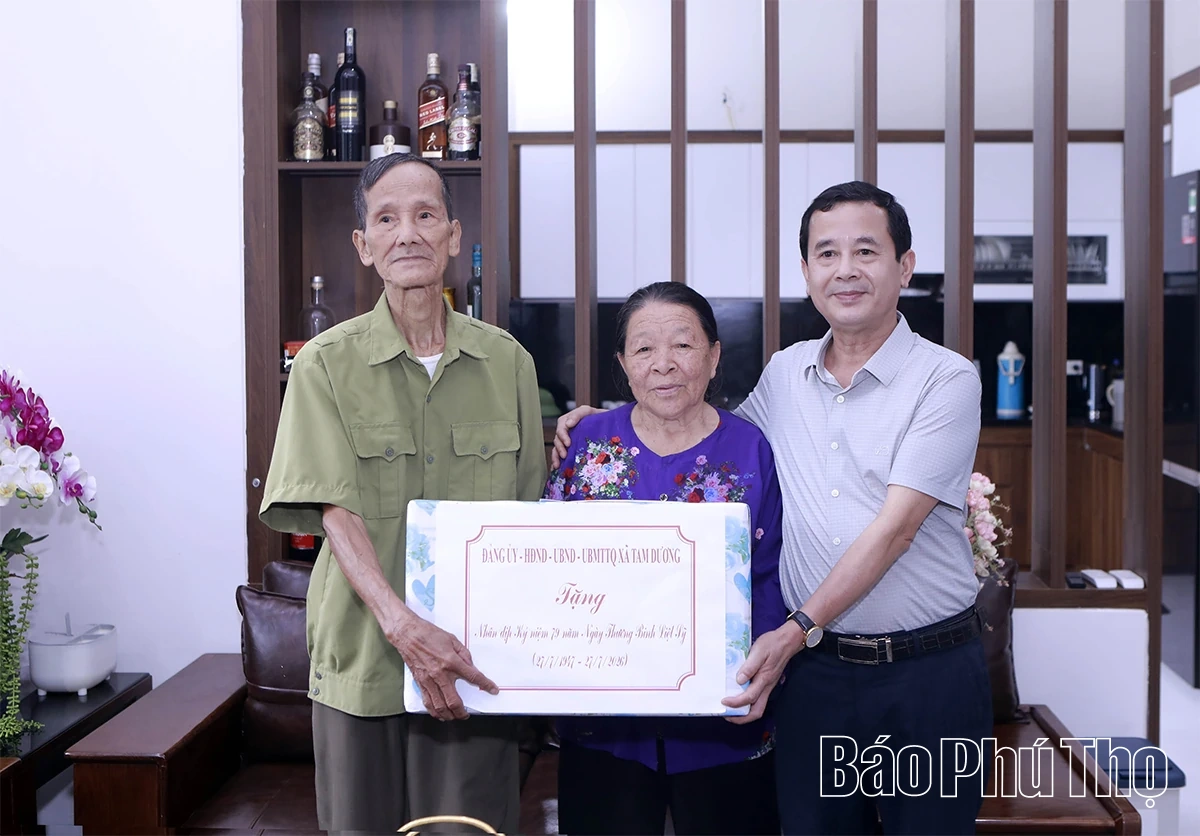Chủ tịch UBND tỉnh Trần Duy Đông thăm, tặng quà gia đình chính sách tại xã Tam Dương