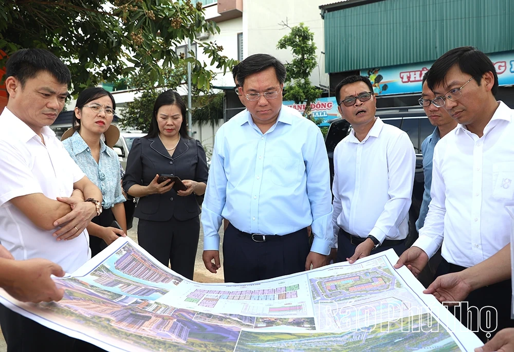 Chủ tịch UBND tỉnh Trần Duy Đông kiểm tra tiến độ triển khai các dự án nhà ở xã hội tại khu vực đô thị Việt Trì