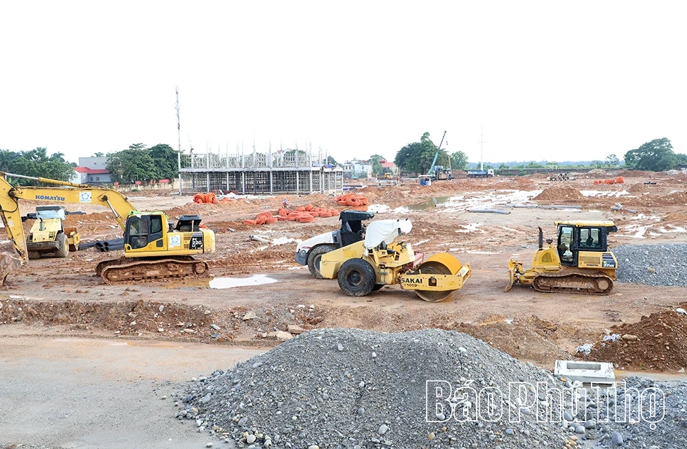 Chủ tịch UBND tỉnh Trần Duy Đông kiểm tra tiến độ triển khai các dự án nhà ở xã hội tại khu vực đô thị Việt Trì