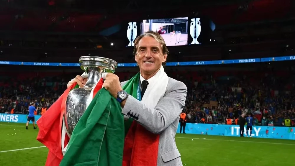 Roberto Mancini trở lại dẫn dắt đội tuyển Italia, tiếp tục làn sóng thay huấn luyện viên của các đội tuyển lớn