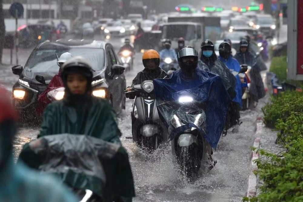 Thời tiết ngày 30/7: Mưa dông tiếp tục bao trùm cả 3 miền, nền nhiệt giảm