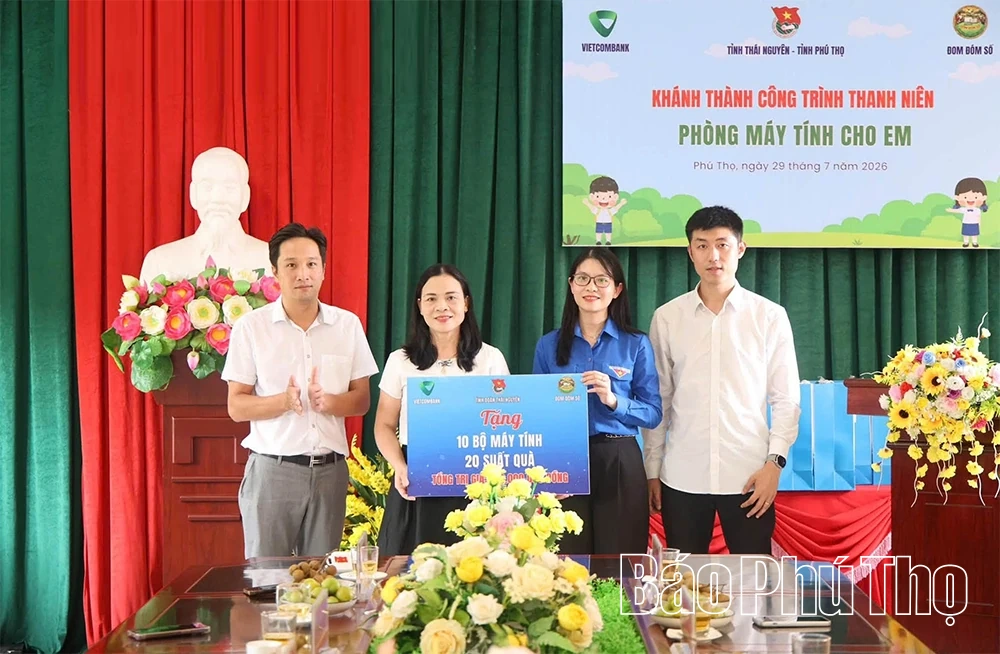 Bàn giao công trình thanh niên “Phòng máy tính cho em” tại Trường Tiểu học Gia Thanh