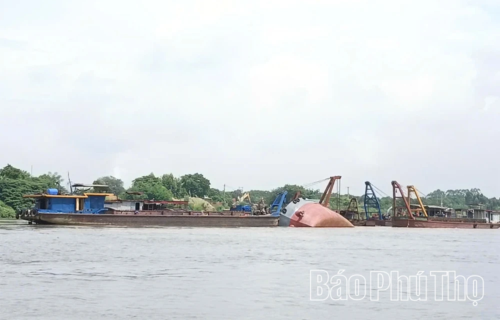 Trục vớt tàu chìm trên sông Lô