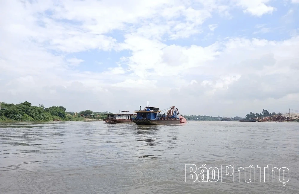 Trục vớt tàu chìm trên sông Lô