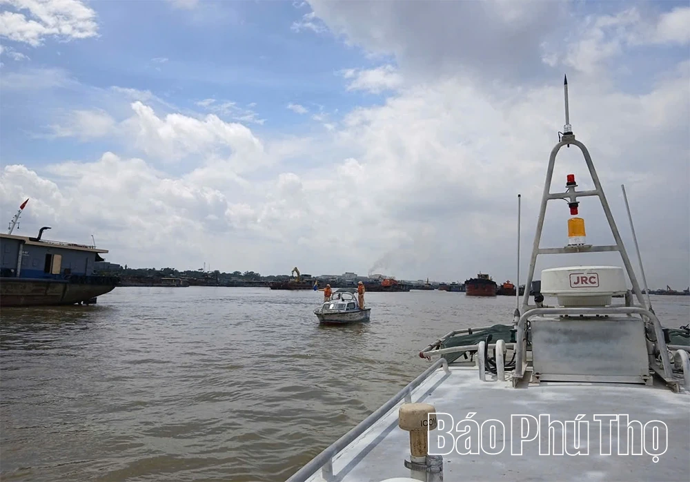 Trục vớt tàu chìm trên sông Lô