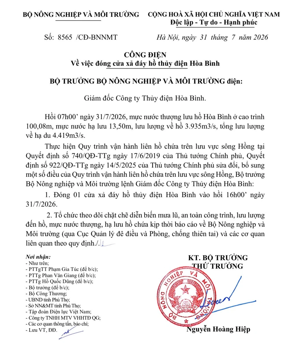 Đóng 1 cửa xả đáy hồ thủy điện Hòa Bình vào lúc 16 giờ chiều 31/7