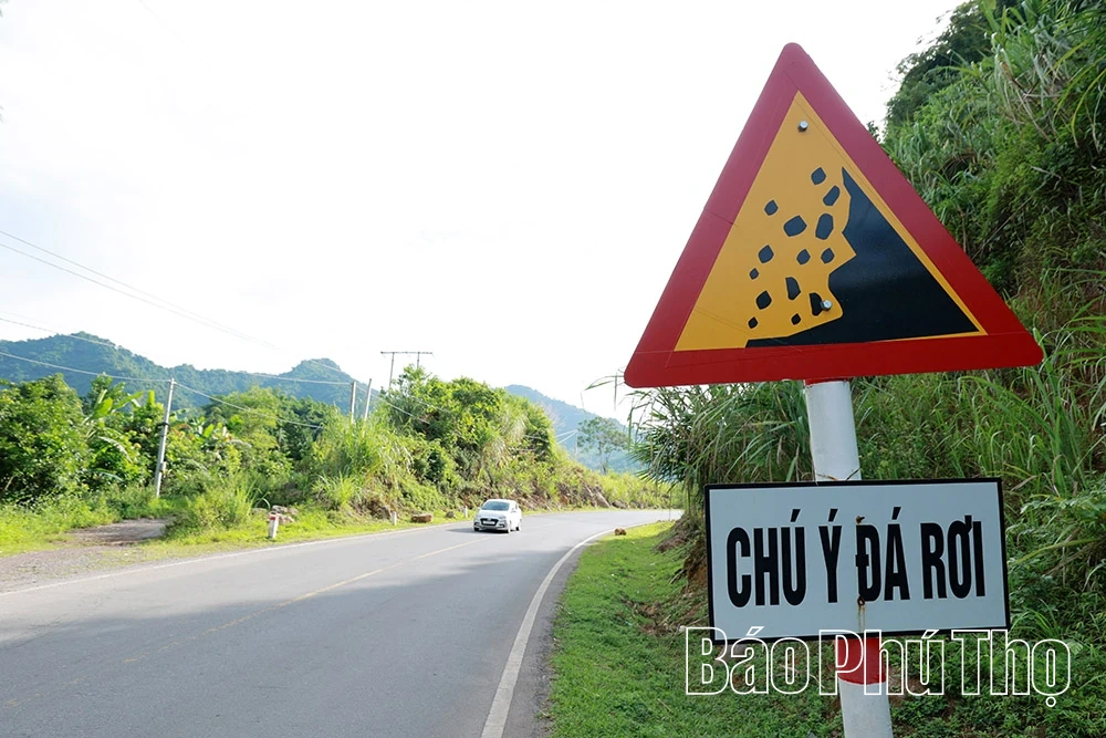 Nguy cơ bủa vây đường về Thung Nai mùa mưa bão
