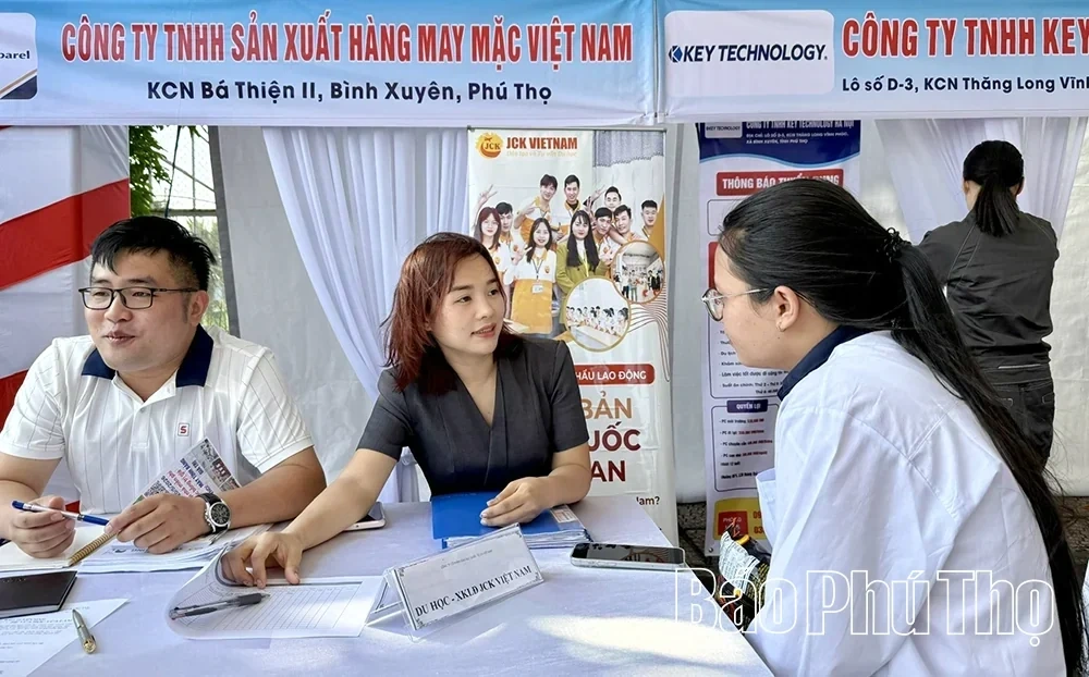 Job Fair in Vinh Tuong Commune Attracts Nearly 300 Job Seekers