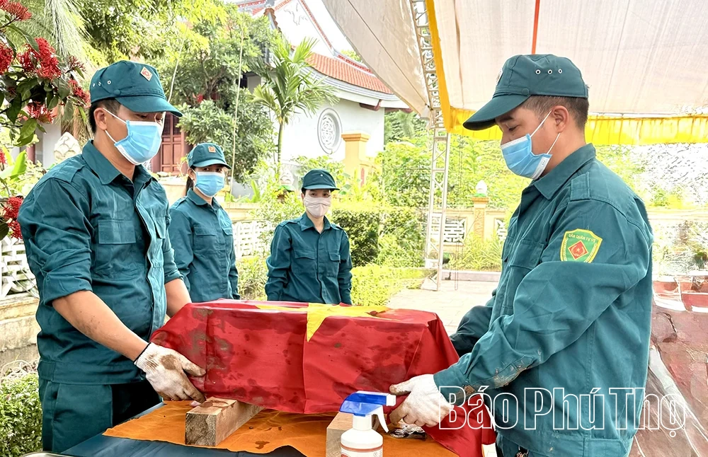 Những người lính sao vuông góp sức tìm tên các Anh hùng liệt sĩ
