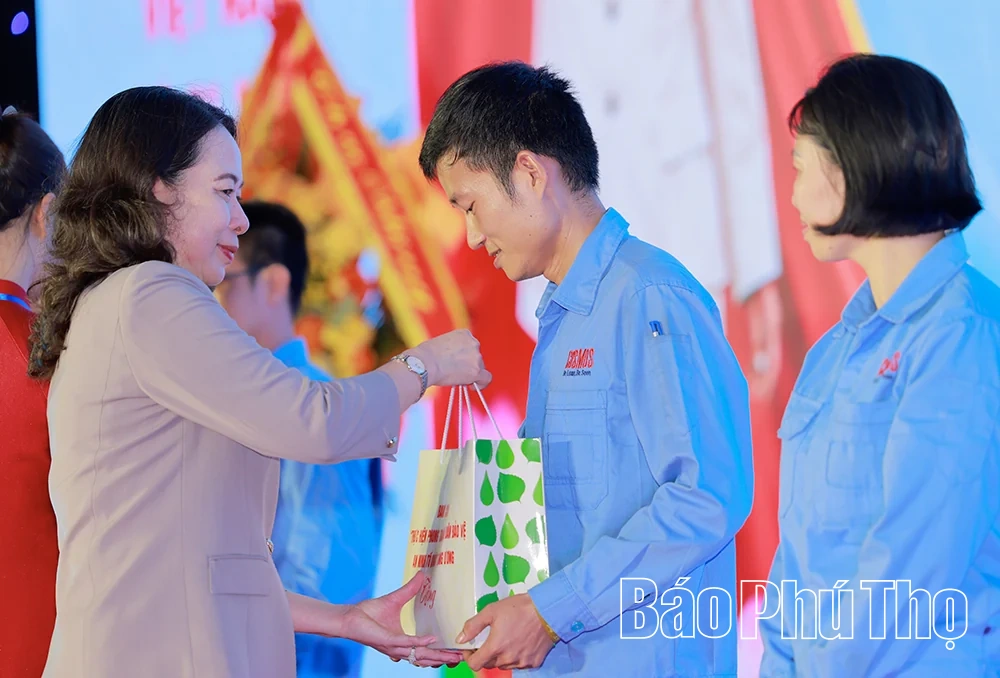 Phó Chủ tịch nước Võ Thị Ánh Xuân dự Ngày hội toàn dân bảo vệ an ninh Tổ quốc tại Công ty TNHH Công nghệ COSMOS 1