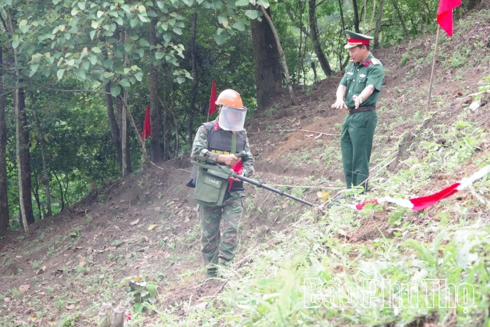 Cấp mới chứng chỉ năng lực rà phá bom mìn, vật nổ cho Bộ CHQS tỉnh Phú Thọ