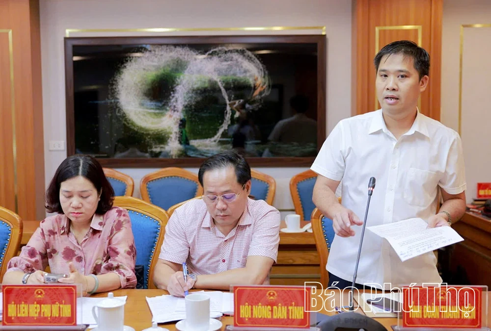 Phó Chủ tịch UBND tỉnh Nguyễn Khắc Hiếu nghe báo cáo Đề án an sinh xã hội