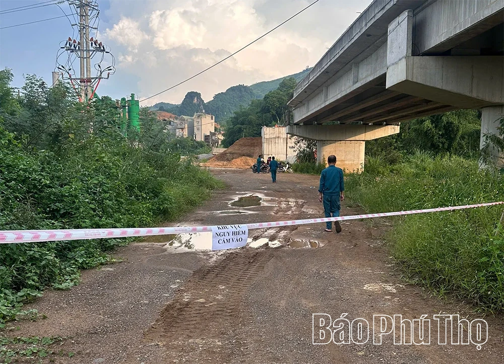 Bất ngờ phát hiện đầu đạn cối tồn sót sau chiến tranh khi đào mương nước