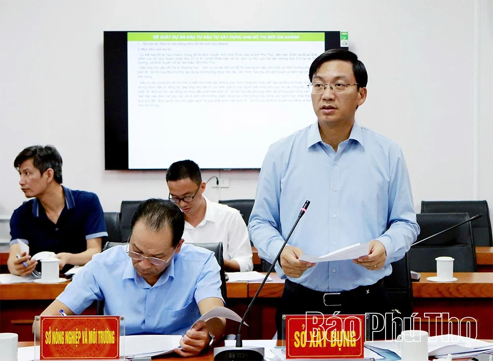 Phó Chủ tịch UBND tỉnh Vũ Việt Văn nghe báo cáo một số dự án nhà ở xã hội, phát triển đô thị