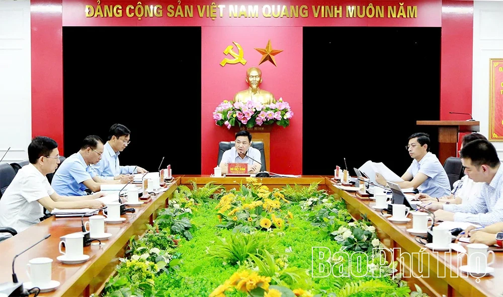 Phó Chủ tịch UBND tỉnh Vũ Việt Văn nghe báo cáo một số dự án nhà ở xã hội, phát triển đô thị