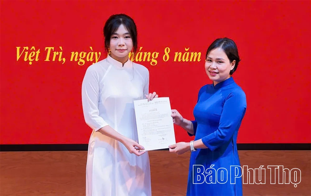 Trường THPT Chuyên Hùng Vương kết nạp Đảng cho 12 quần chúng ưu tú
