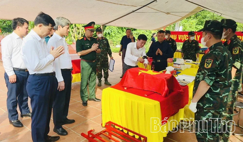 Lấy mẫu hài cốt liệt sĩ tại các nghĩa trang liệt sĩ trên địa bàn xã Thổ Tang