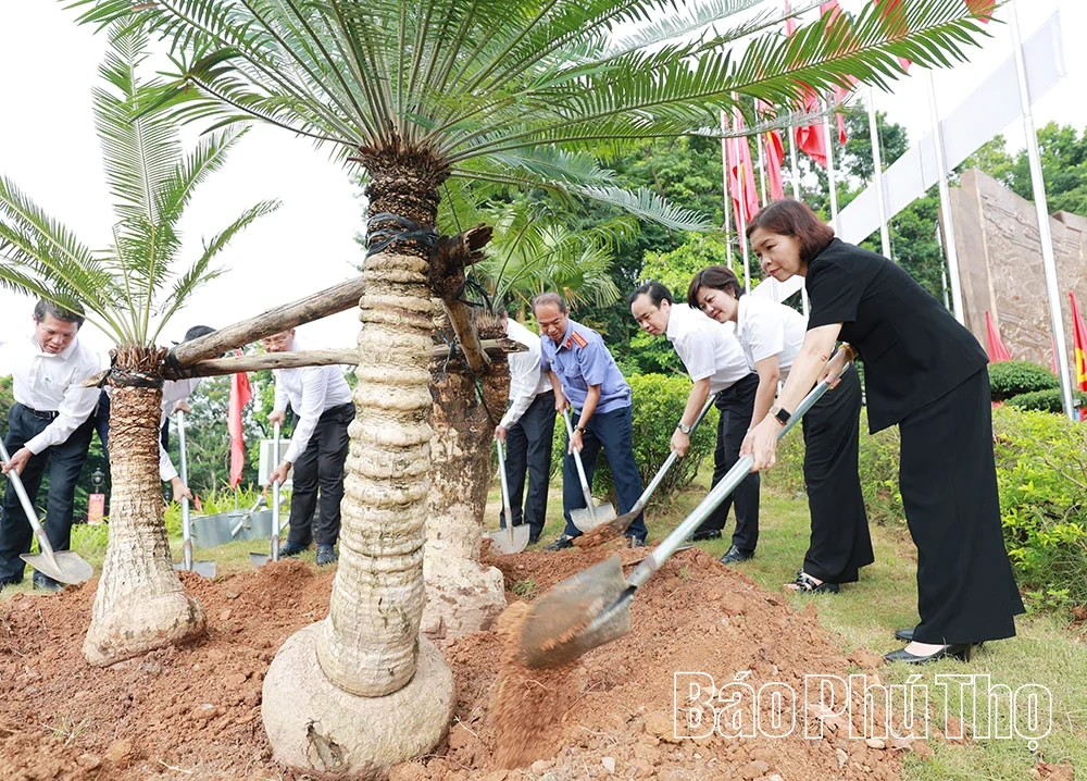 Dâng hương, hoa kỷ niệm 64 năm Bác Hồ về thăm&nbsp; Đền Hùng